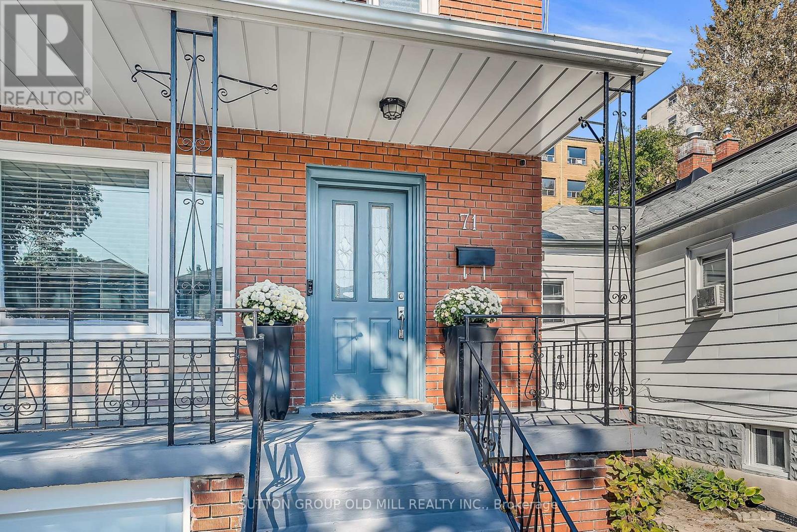 71 Warren Crescent, Toronto, Ontario  M6S 4S3 - Photo 4 - W12451765