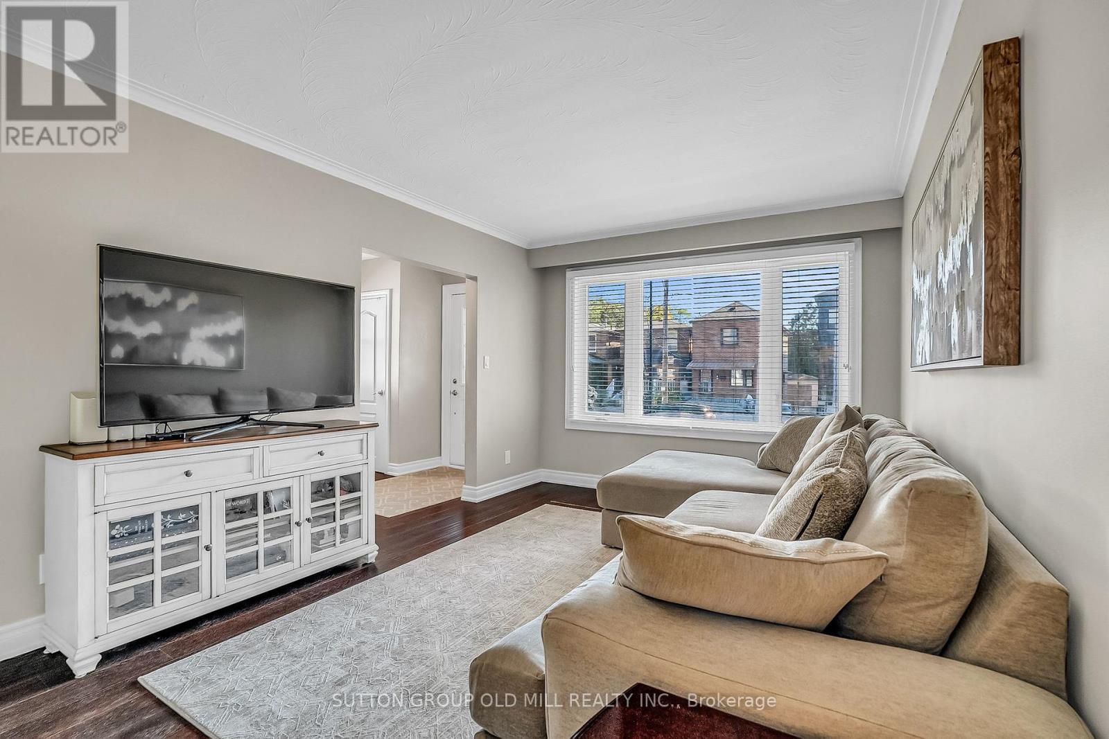 71 Warren Crescent, Toronto, Ontario  M6S 4S3 - Photo 9 - W12451765