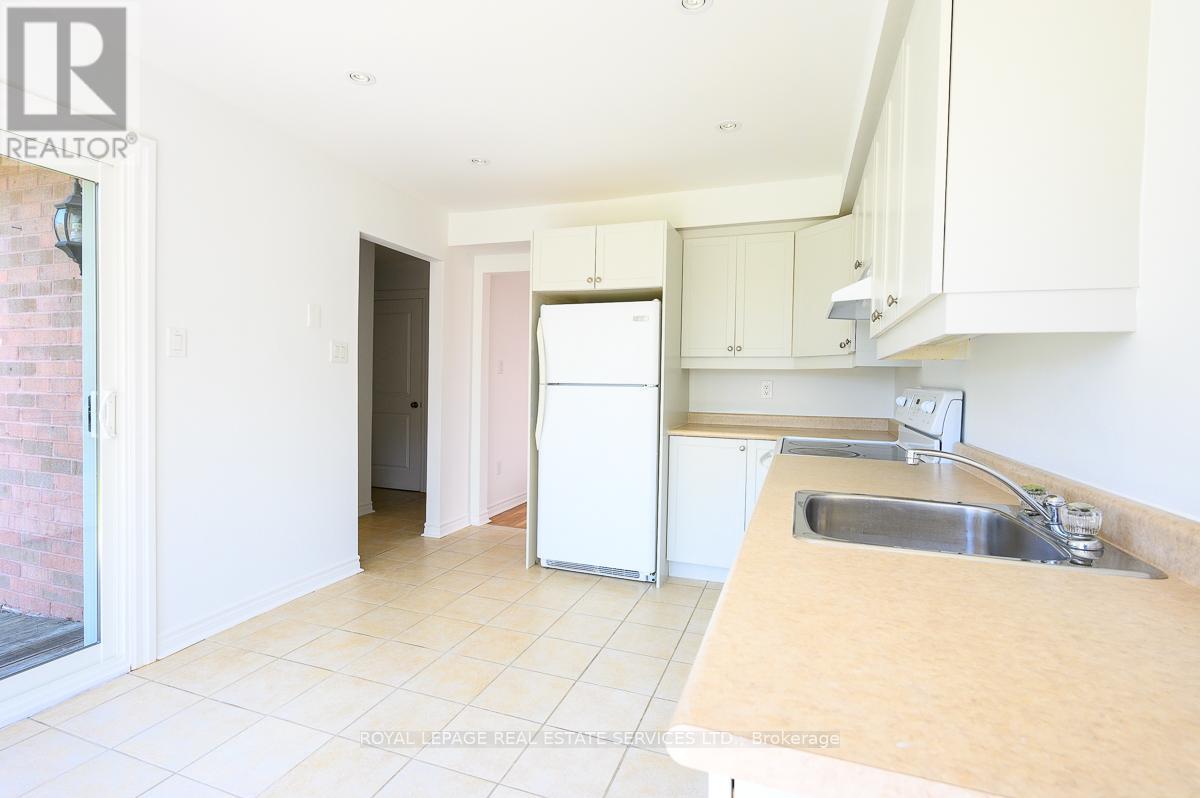 2030 Glenada Crescent, Oakville, Ontario  L6H 4M5 - Photo 13 - W12451769