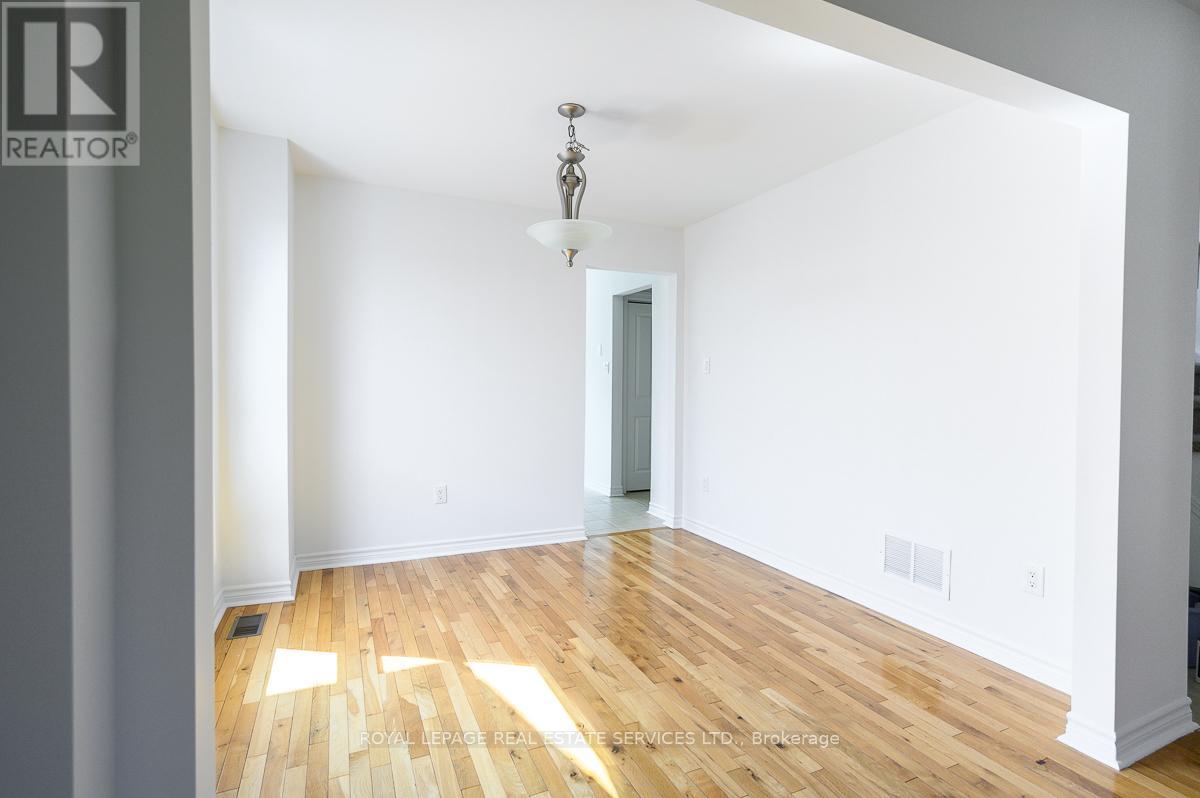 2030 Glenada Crescent, Oakville, Ontario  L6H 4M5 - Photo 16 - W12451769