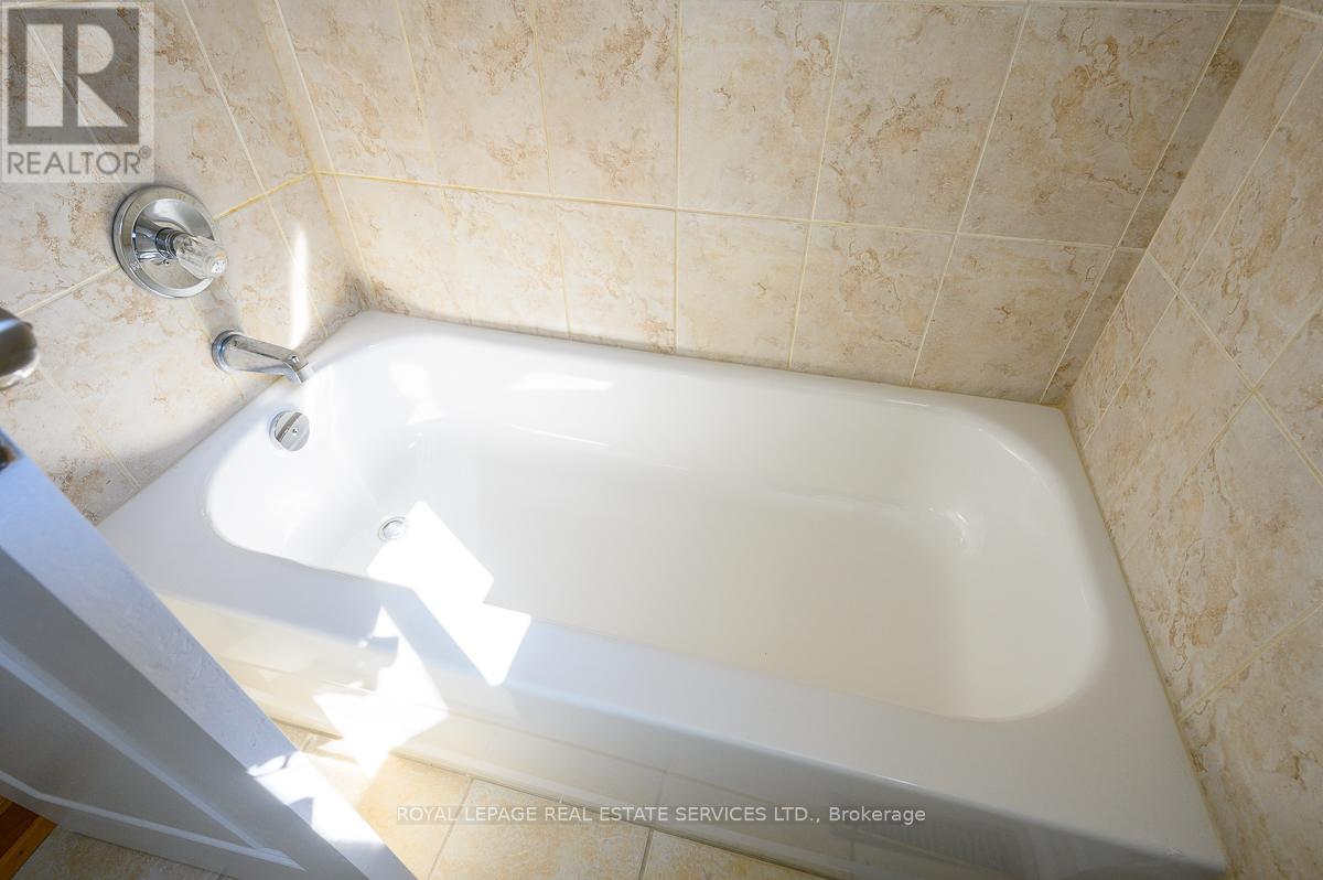 2030 Glenada Crescent, Oakville, Ontario  L6H 4M5 - Photo 33 - W12451769