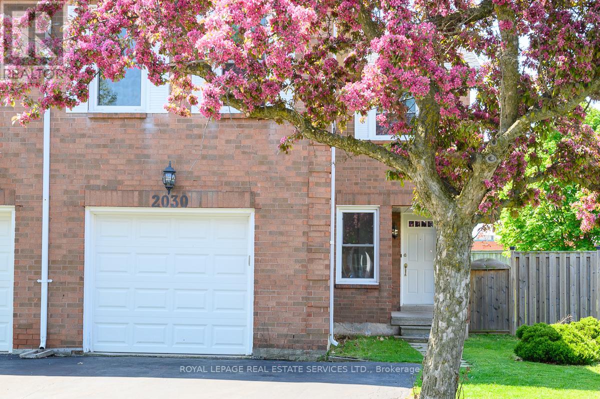 2030 Glenada Crescent, Oakville, Ontario  L6H 4M5 - Photo 4 - W12451769
