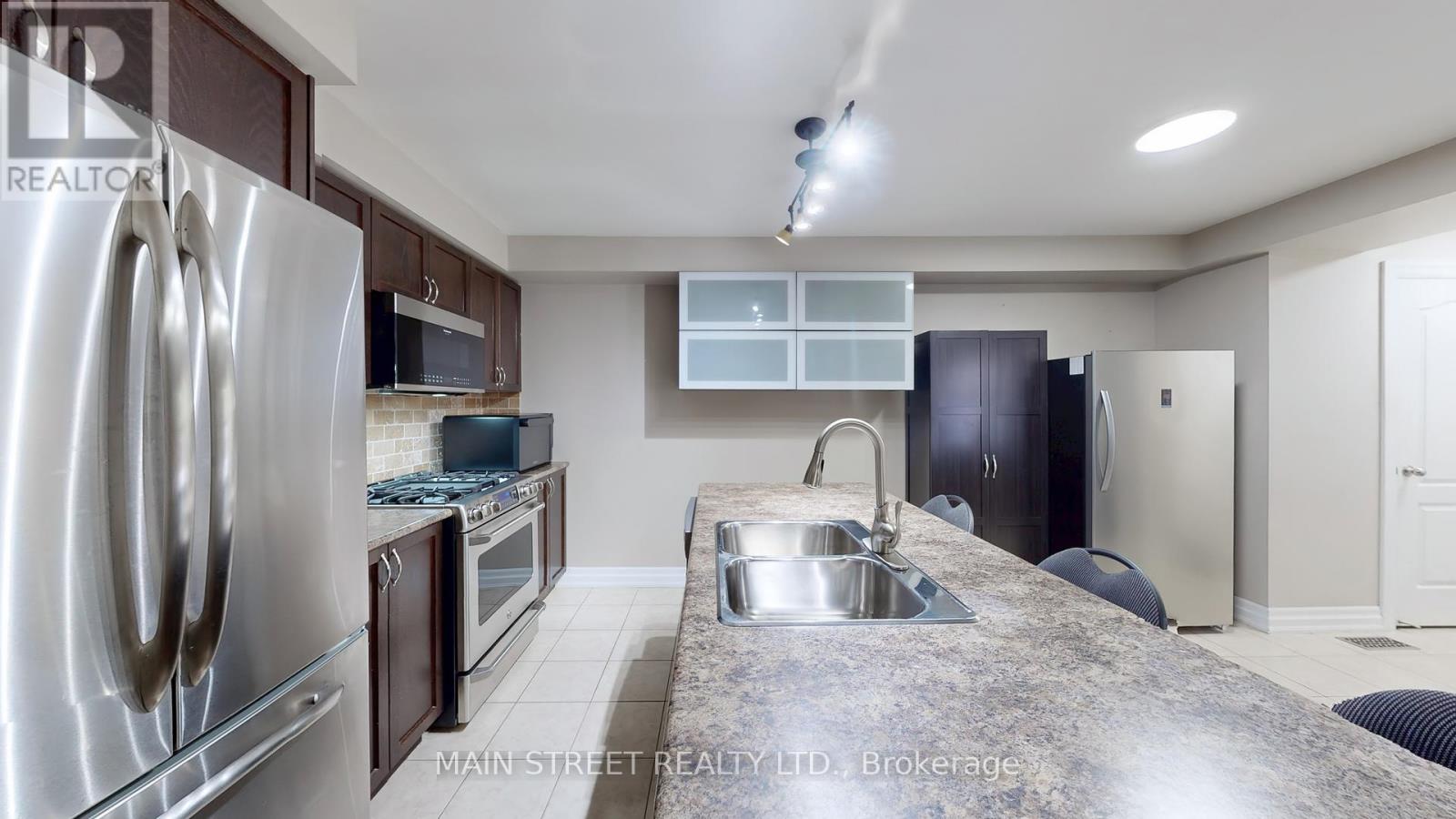 42 Bellchase Trail, Brampton (Bram East), Ontario  L6P 3K3 - Photo 11 - W12451772