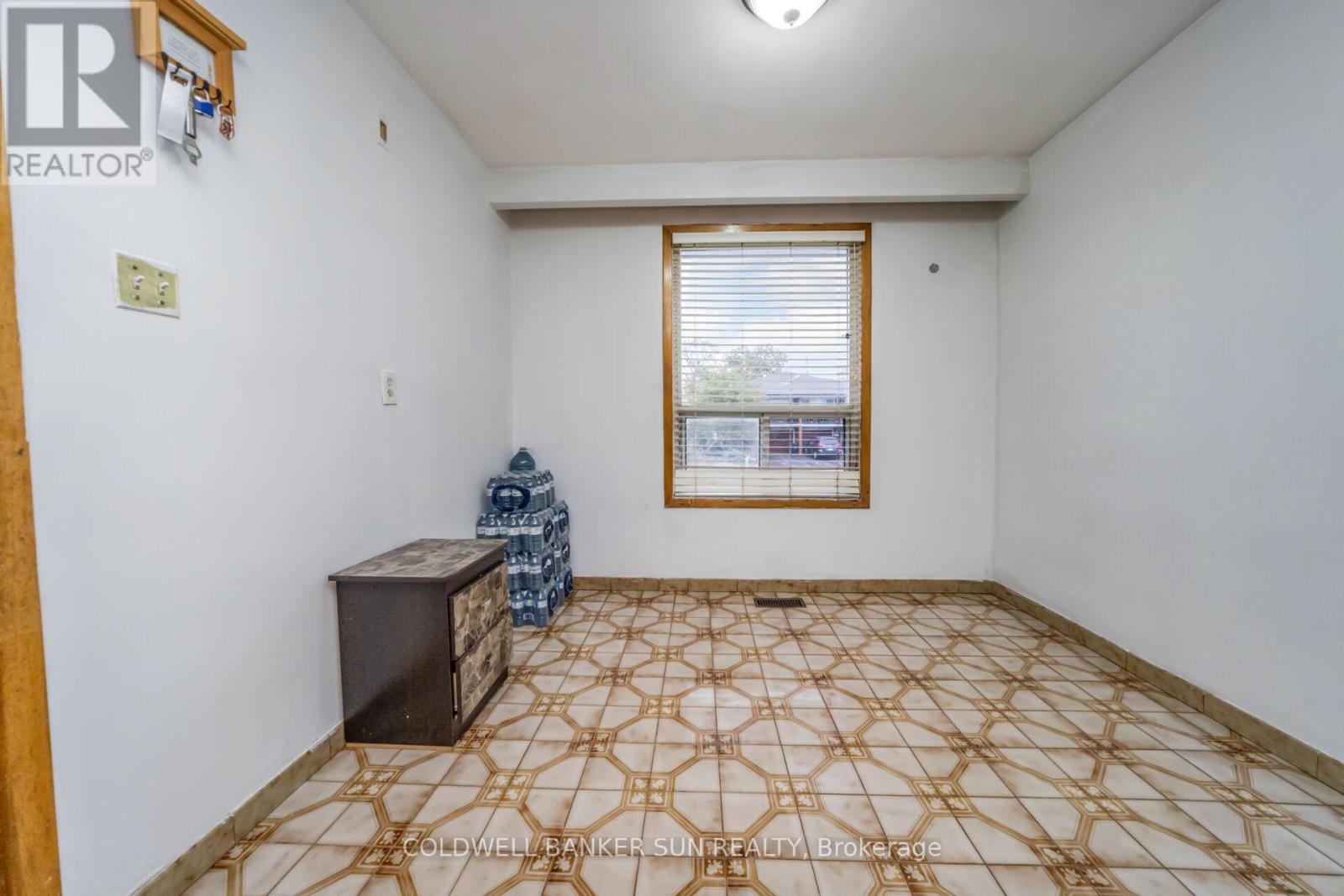 69 Songwood Drive, Toronto (Humbermede), Ontario  M9M 1X4 - Photo 15 - W12451789