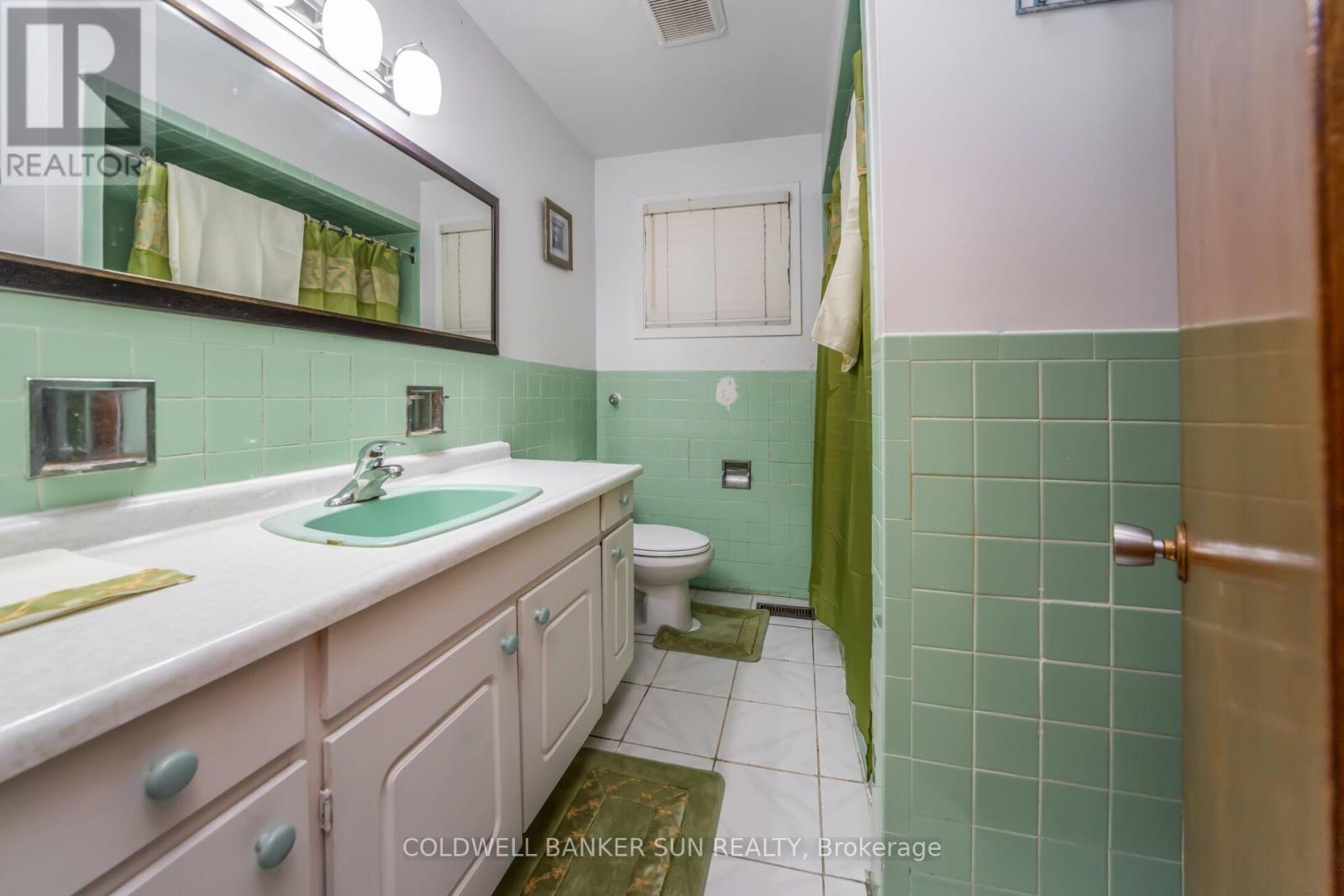 69 Songwood Drive, Toronto (Humbermede), Ontario  M9M 1X4 - Photo 24 - W12451789
