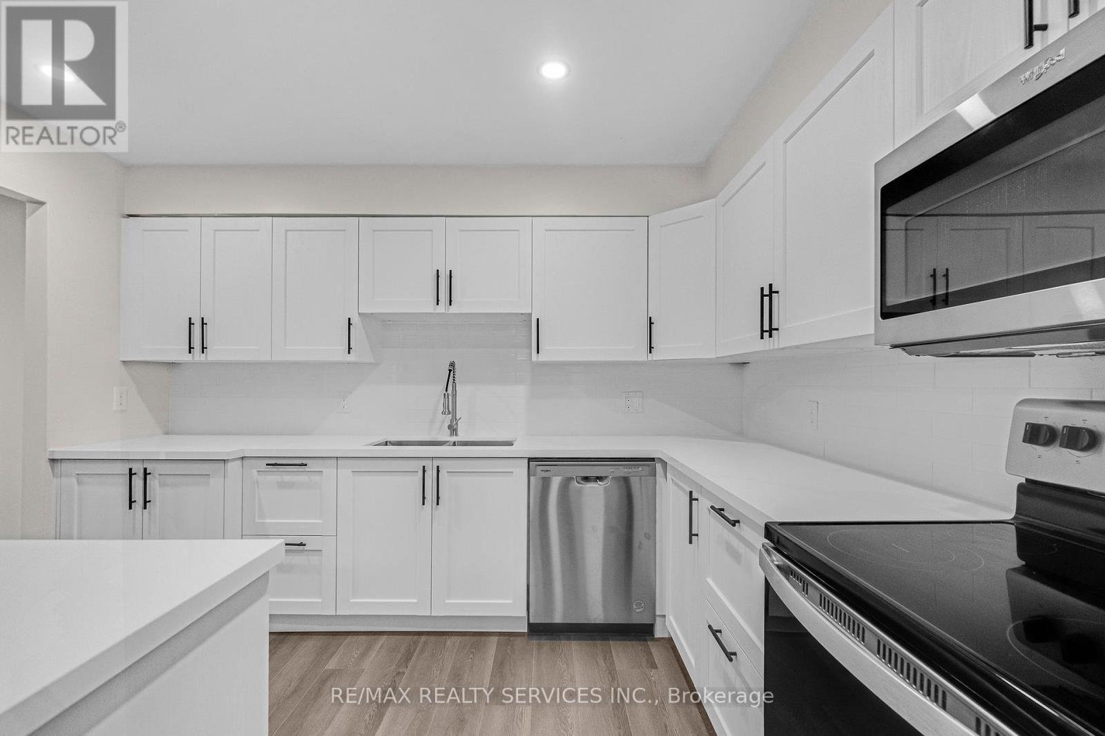 304 - 4218 Portage Road, Niagara Falls, Ontario  L2E 6A4 - Photo 12 - X12451706