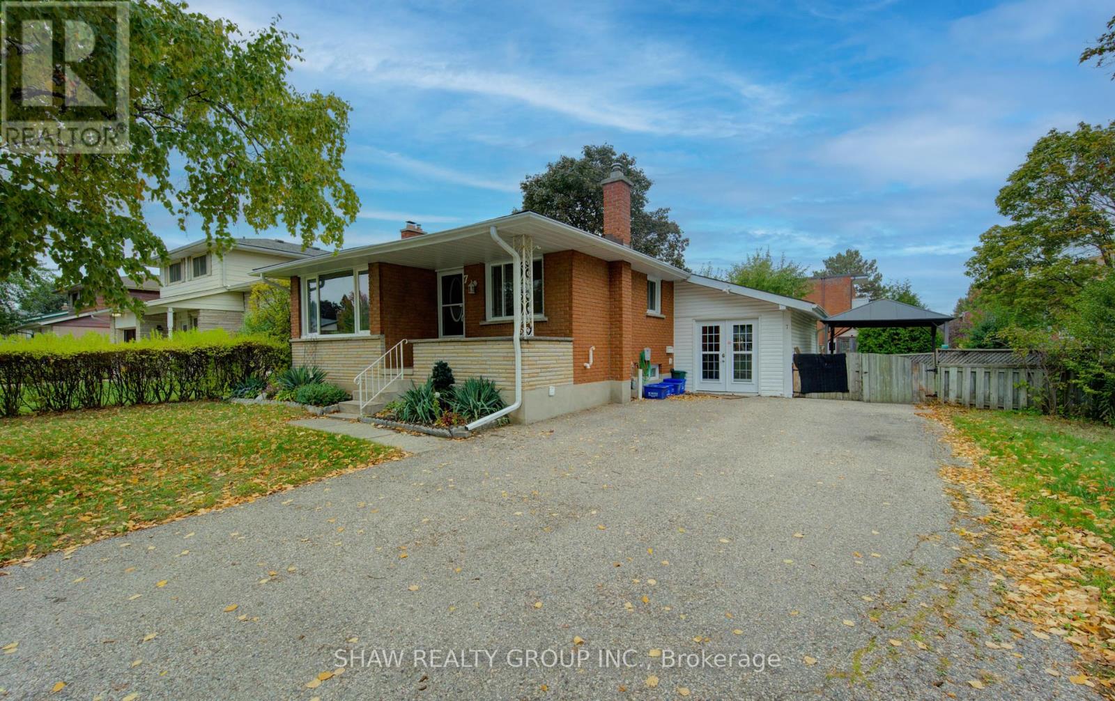7 Hudson Crescent, Kitchener, Ontario  N2B 2V7 - Photo 2 - X12451761