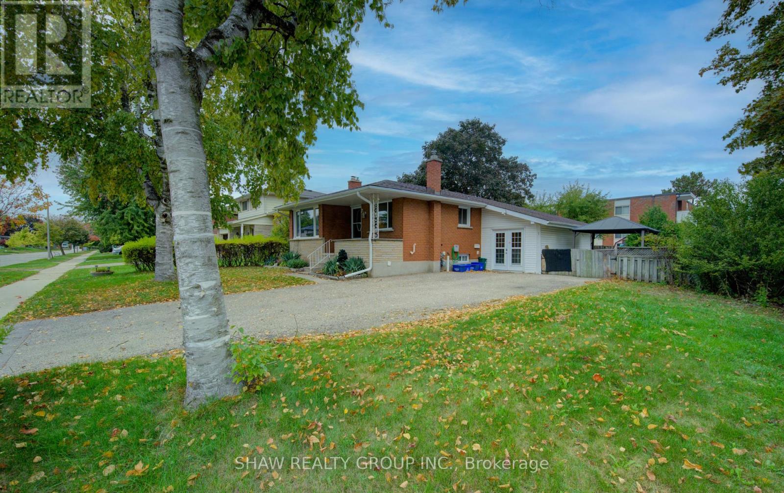 7 Hudson Crescent, Kitchener, Ontario  N2B 2V7 - Photo 3 - X12451761