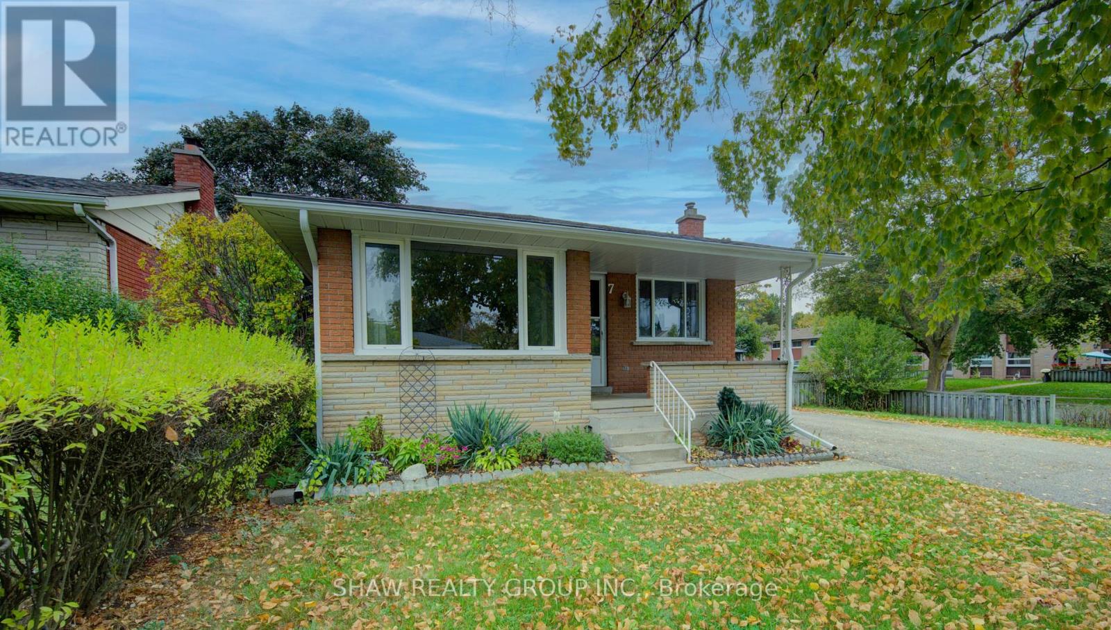 7 Hudson Crescent, Kitchener, Ontario  N2B 2V7 - Photo 4 - X12451761