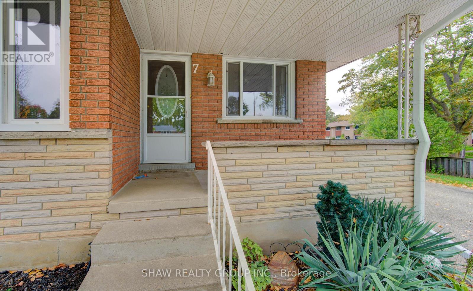 7 Hudson Crescent, Kitchener, Ontario  N2B 2V7 - Photo 5 - X12451761