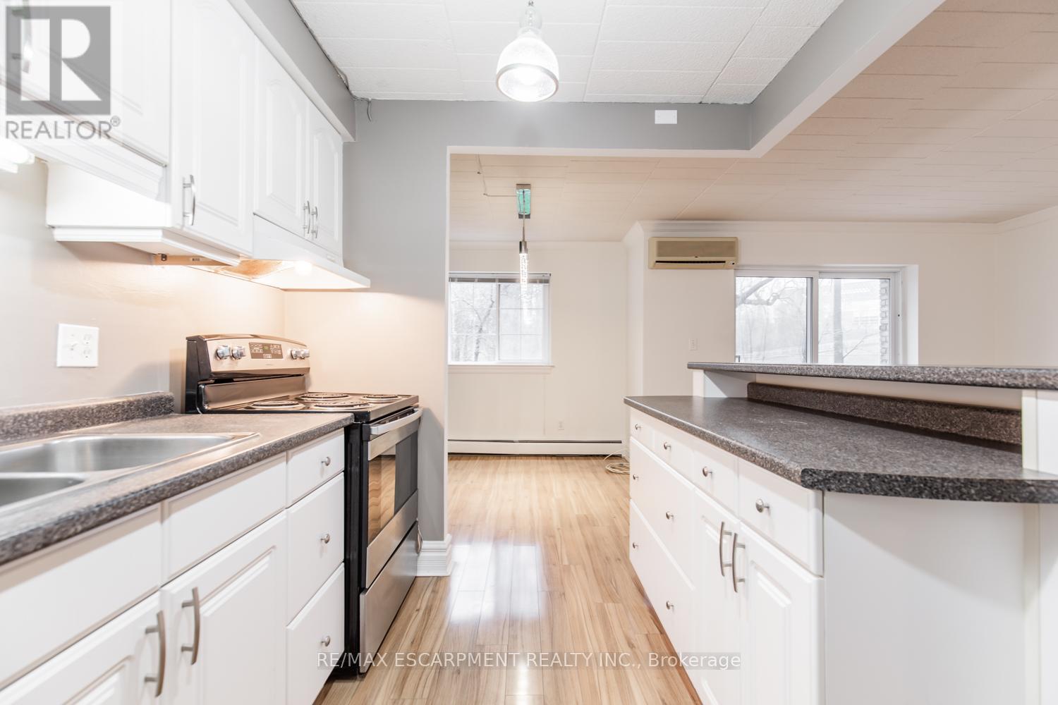 110 - 20 John Street, Grimsby, Ontario  L3M 1X5 - Photo 10 - X12451790