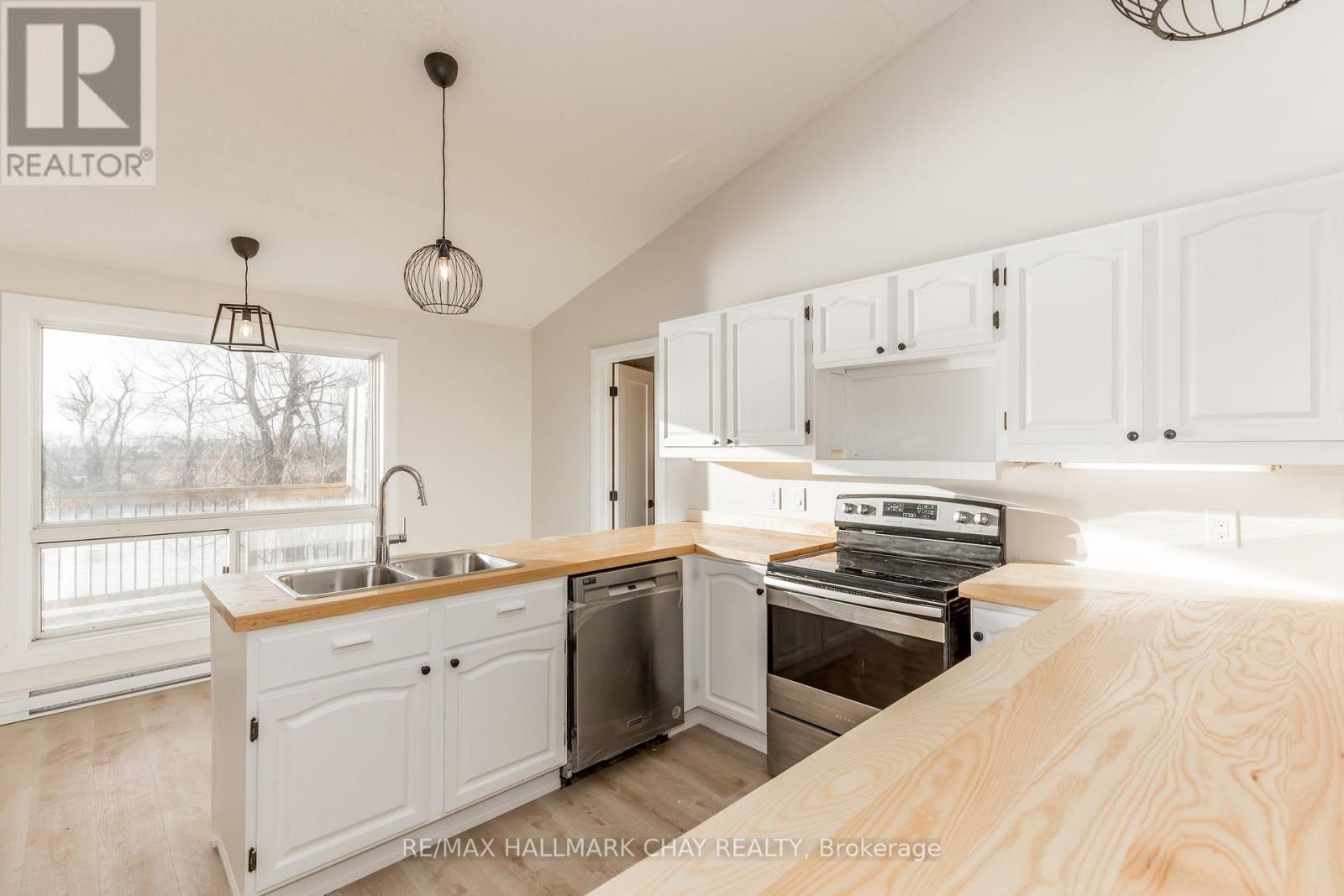 Upper - 3993 Stouffville Road, Whitchurch-Stouffville, Ontario  L4A 3X1 - Photo 4 - N12446984