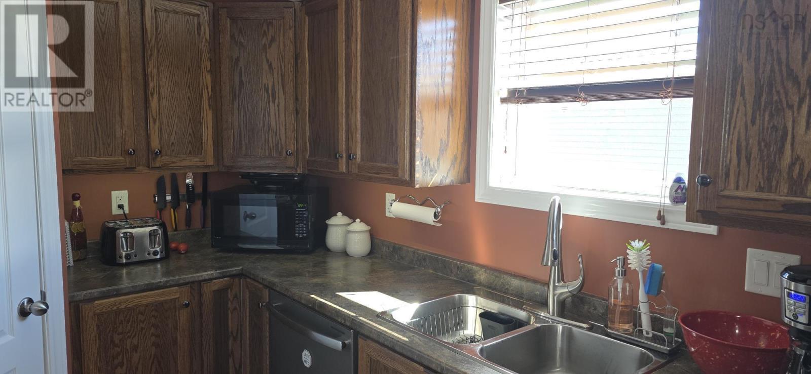 2 Sherbrooke Avenue, Lahave Heights, Bridgewater, Nova Scotia  B4V 4E7 - Photo 6 - 202523001