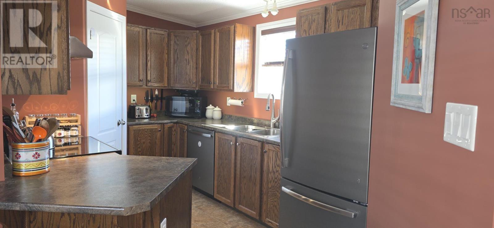 2 Sherbrooke Avenue, Lahave Heights, Bridgewater, Nova Scotia  B4V 4E7 - Photo 4 - 202523001