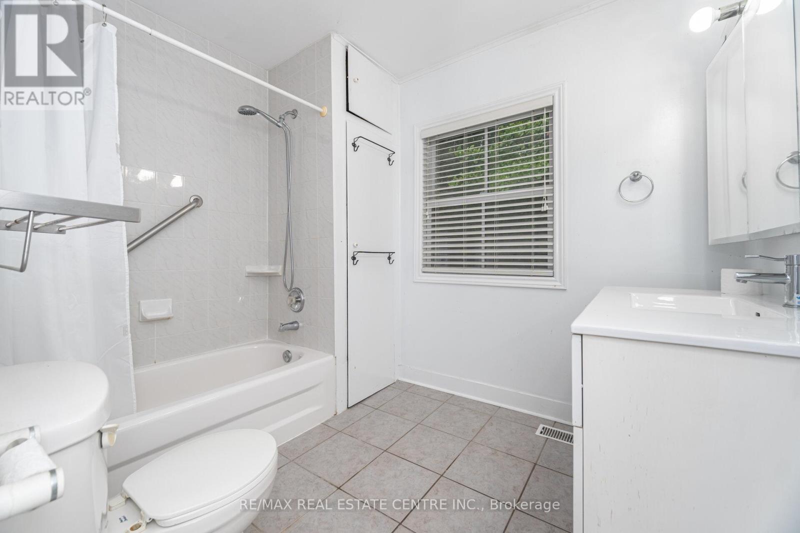 7742 Churchville Road, Brampton (Bram West), Ontario  L6Y 0H5 - Photo 36 - W12375523
