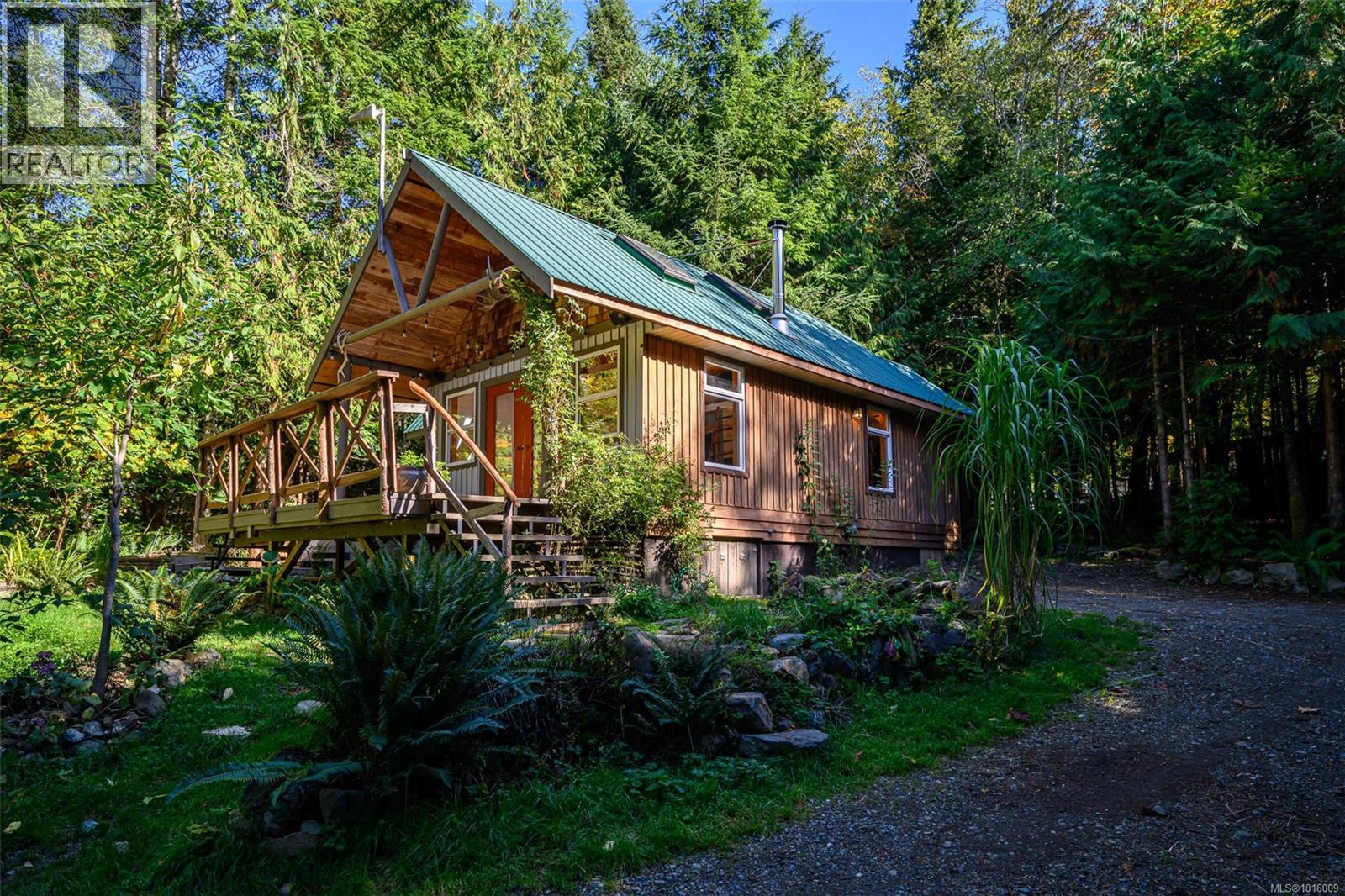 584 Sabre Rd, Sayward, British Columbia  V0P 1R0 - Photo 2 - 1016009