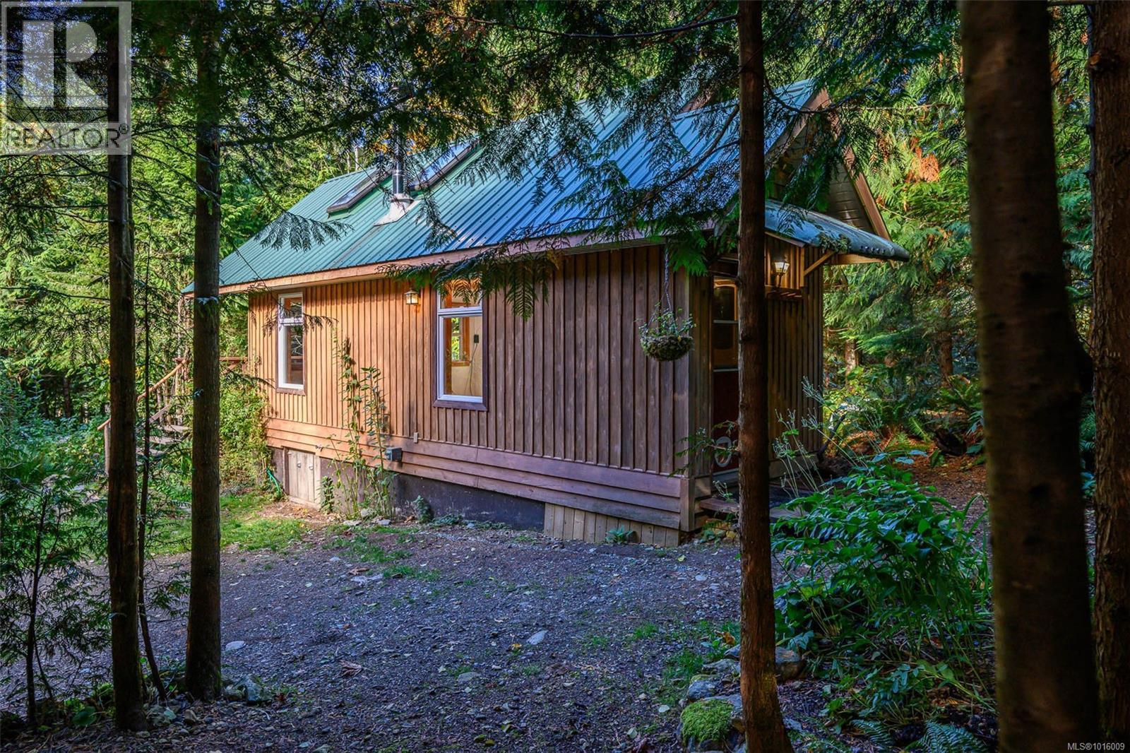 584 Sabre Rd, Sayward, British Columbia  V0P 1R0 - Photo 35 - 1016009
