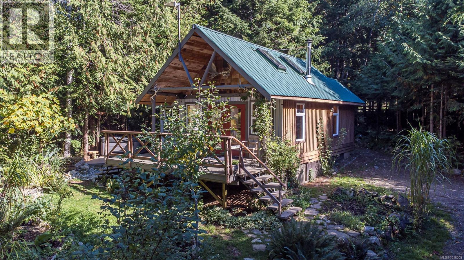584 Sabre Rd, Sayward, British Columbia  V0P 1R0 - Photo 36 - 1016009