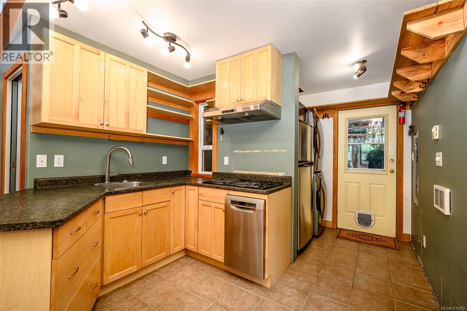 584 Sabre Rd, Sayward, British Columbia  V0P 1R0 - Photo 6 - 1016009