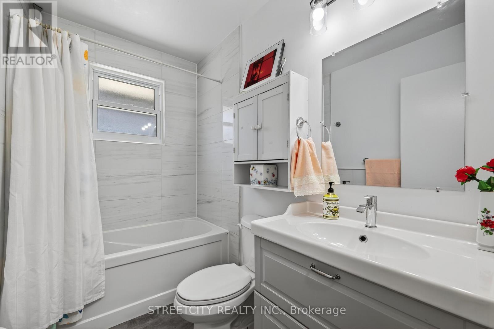407 Elm Street, St. Thomas, Ontario  N5R 1K2 - Photo 24 - X12452027