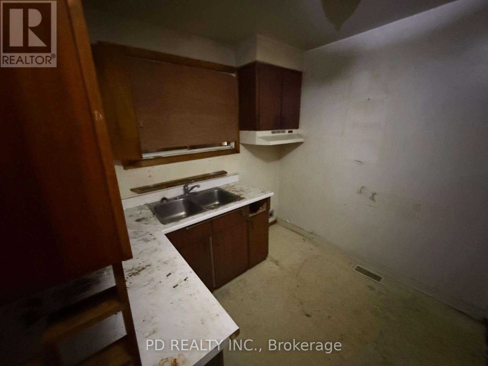 29 Wilson Street, Laurentian Hills, Ontario  K0J 1J0 - Photo 12 - X12451966