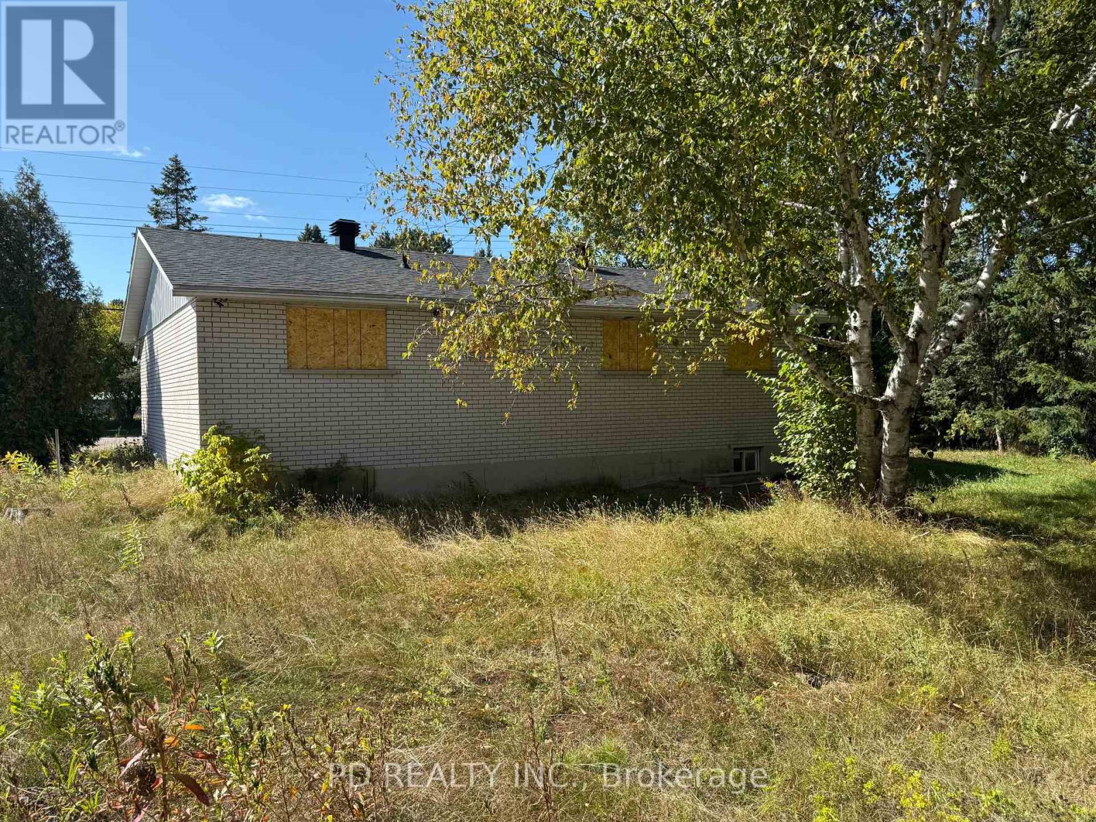 29 Wilson Street, Laurentian Hills, Ontario  K0J 1J0 - Photo 25 - X12451966
