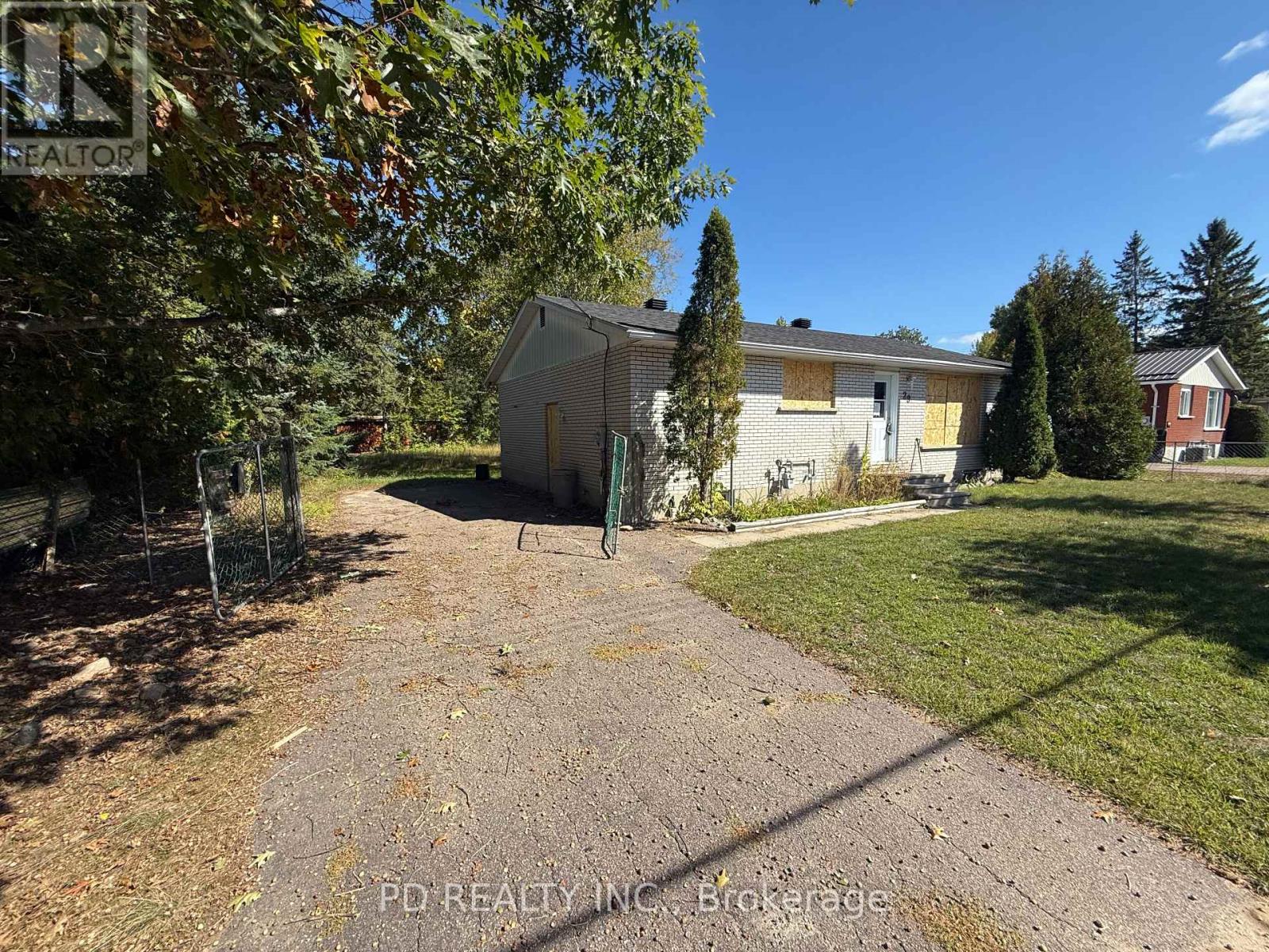 29 Wilson Street, Laurentian Hills, Ontario  K0J 1J0 - Photo 4 - X12451966
