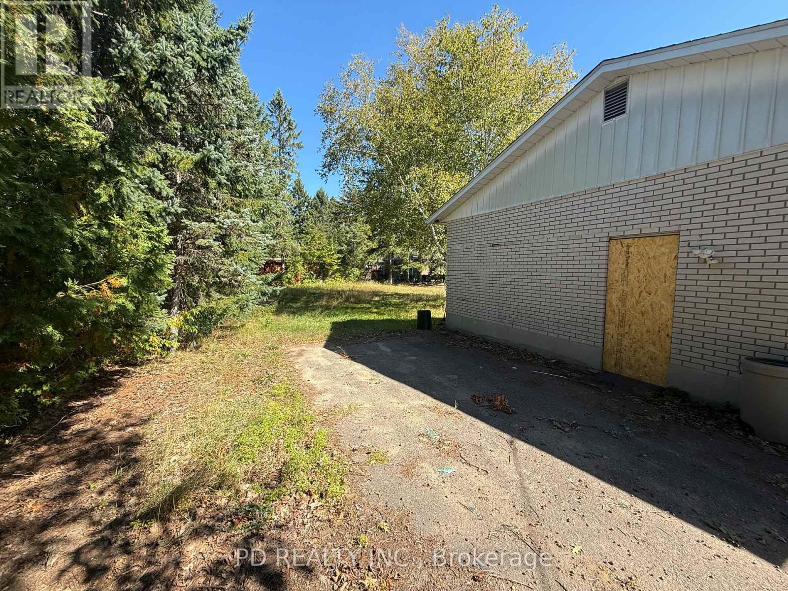 29 Wilson Street, Laurentian Hills, Ontario  K0J 1J0 - Photo 5 - X12451966