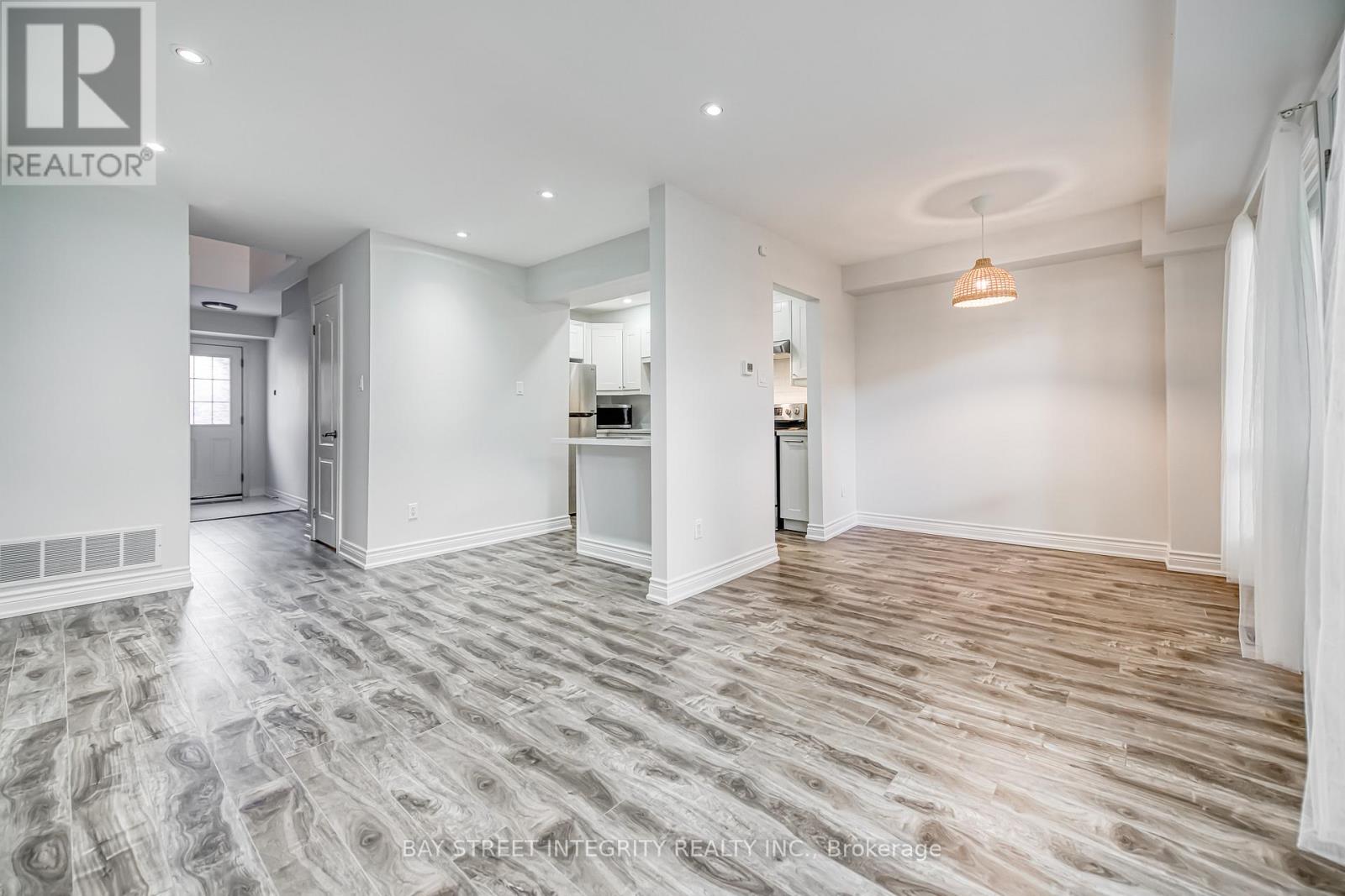 72 Elsa Vine Way, Toronto (Bayview Village), Ontario  M2J 4H9 - Photo 4 - C12451859