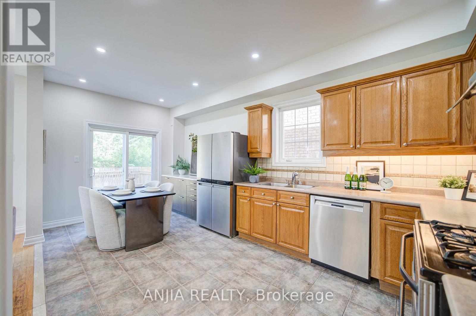 4 James Ratcliff Avenue, Whitchurch-Stouffville, Ontario  L4A 1P2 - Photo 12 - N12451818