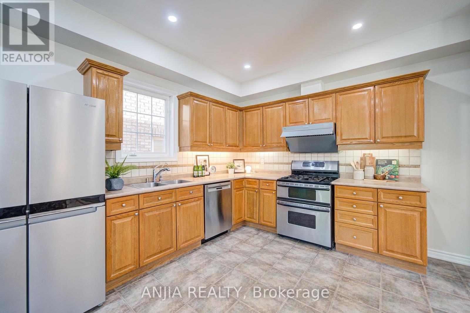 4 James Ratcliff Avenue, Whitchurch-Stouffville, Ontario  L4A 1P2 - Photo 13 - N12451818