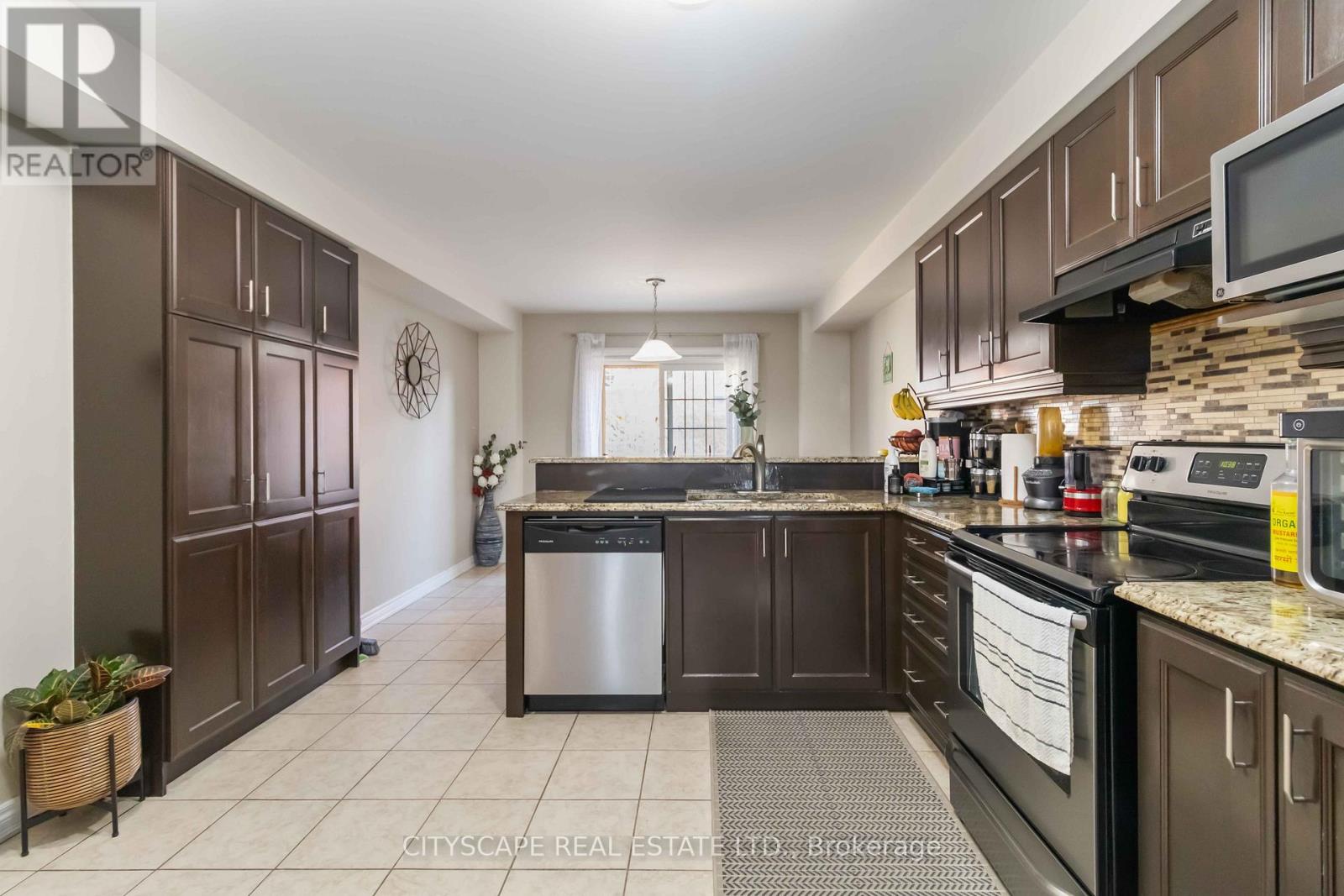 40 Peach Drive, Brampton (Sandringham-Wellington), Ontario  L6R 0W6 - Photo 13 - W12451812