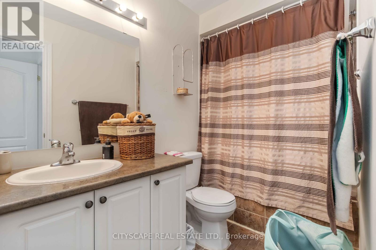 40 Peach Drive, Brampton (Sandringham-Wellington), Ontario  L6R 0W6 - Photo 23 - W12451812