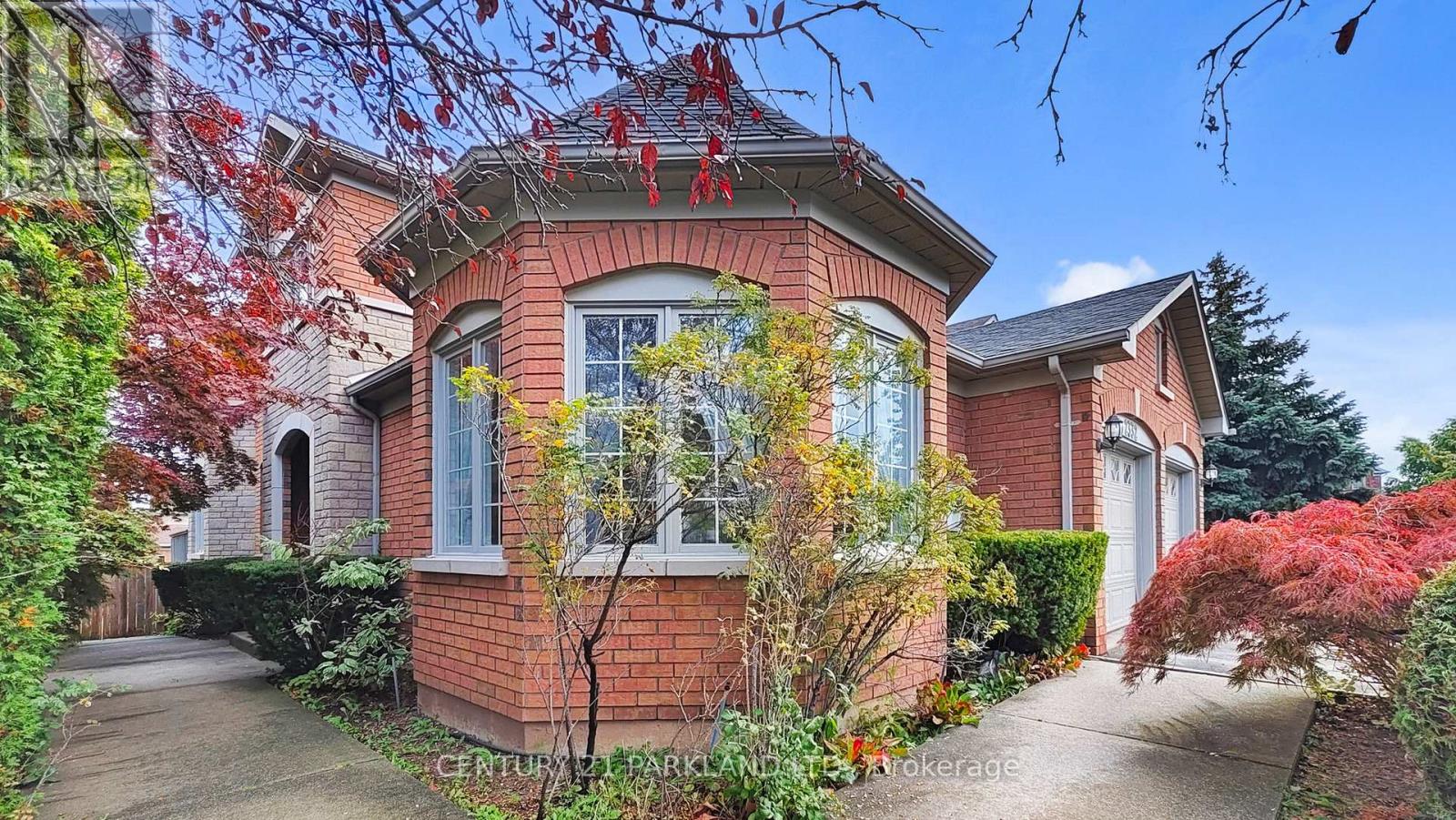 2332 Manor House Court, Mississauga, Ontario  L5M 5Y3 - Photo 3 - W12451823