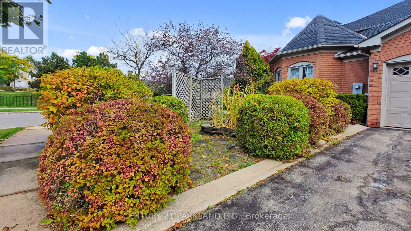 2332 Manor House Court, Mississauga, Ontario  L5M 5Y3 - Photo 7 - W12451823