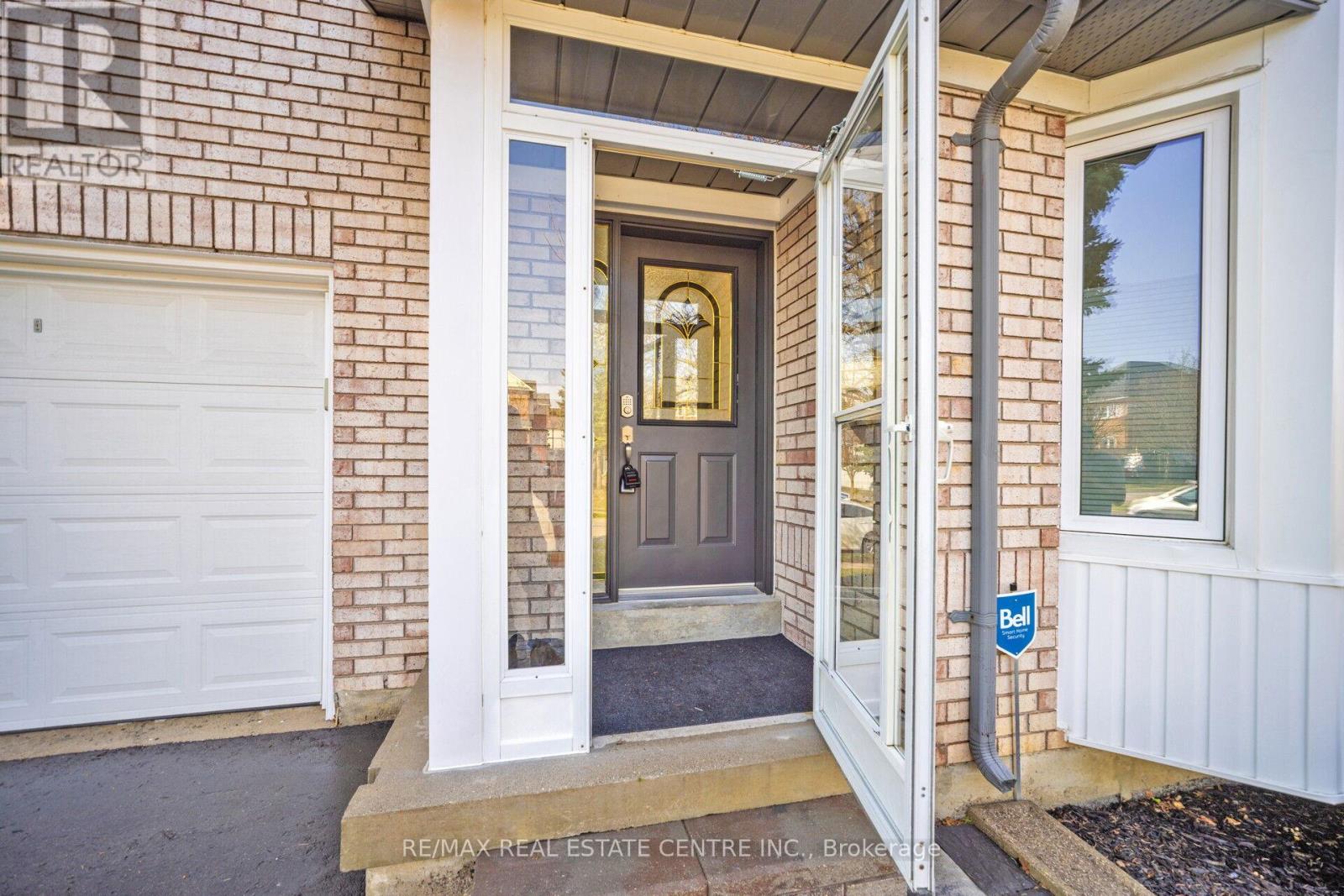 142 Ural Circle, Brampton (Sandringham-Wellington), Ontario  L6R 1H1 - Photo 3 - W12451824