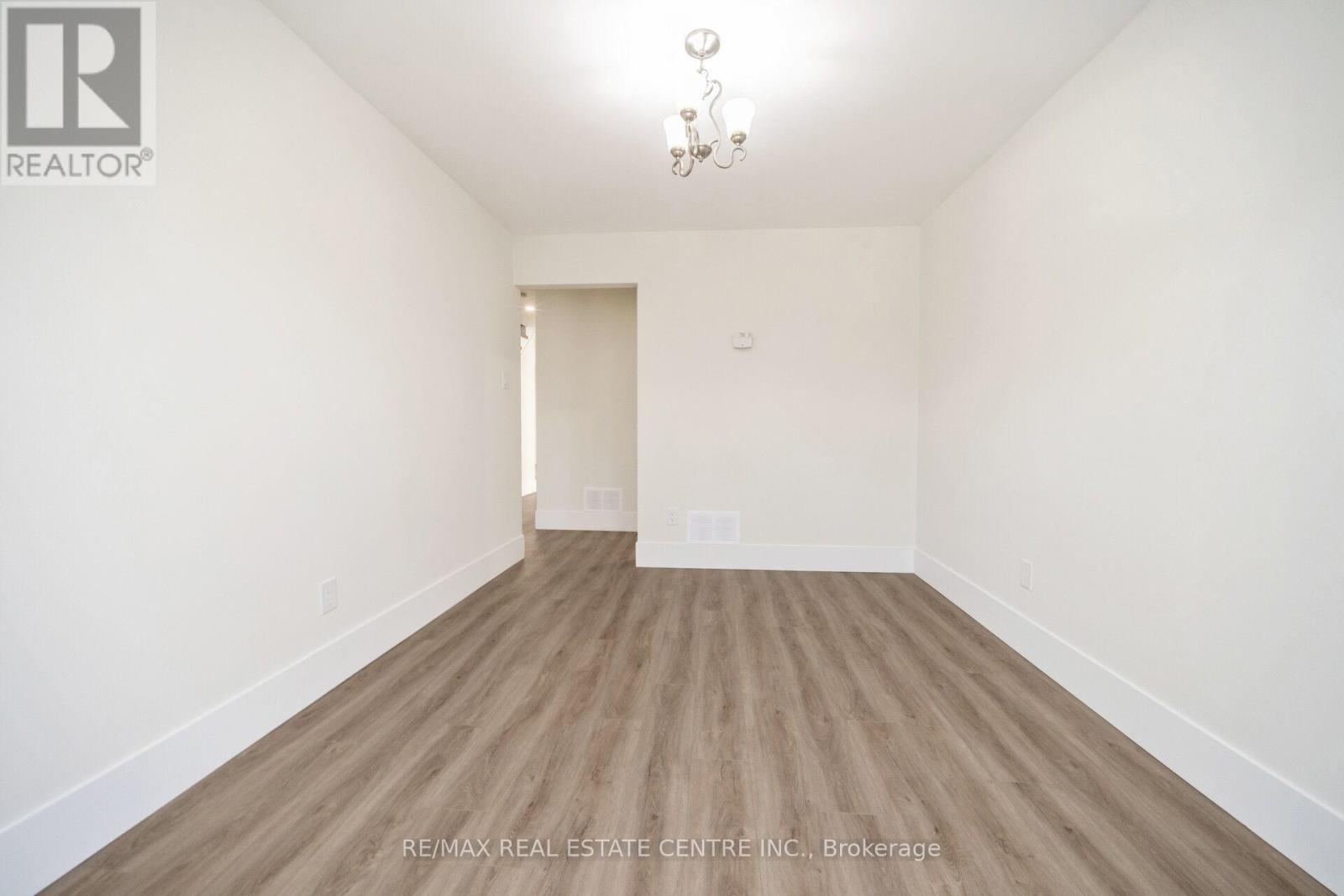 142 Ural Circle, Brampton (Sandringham-Wellington), Ontario  L6R 1H1 - Photo 7 - W12451824