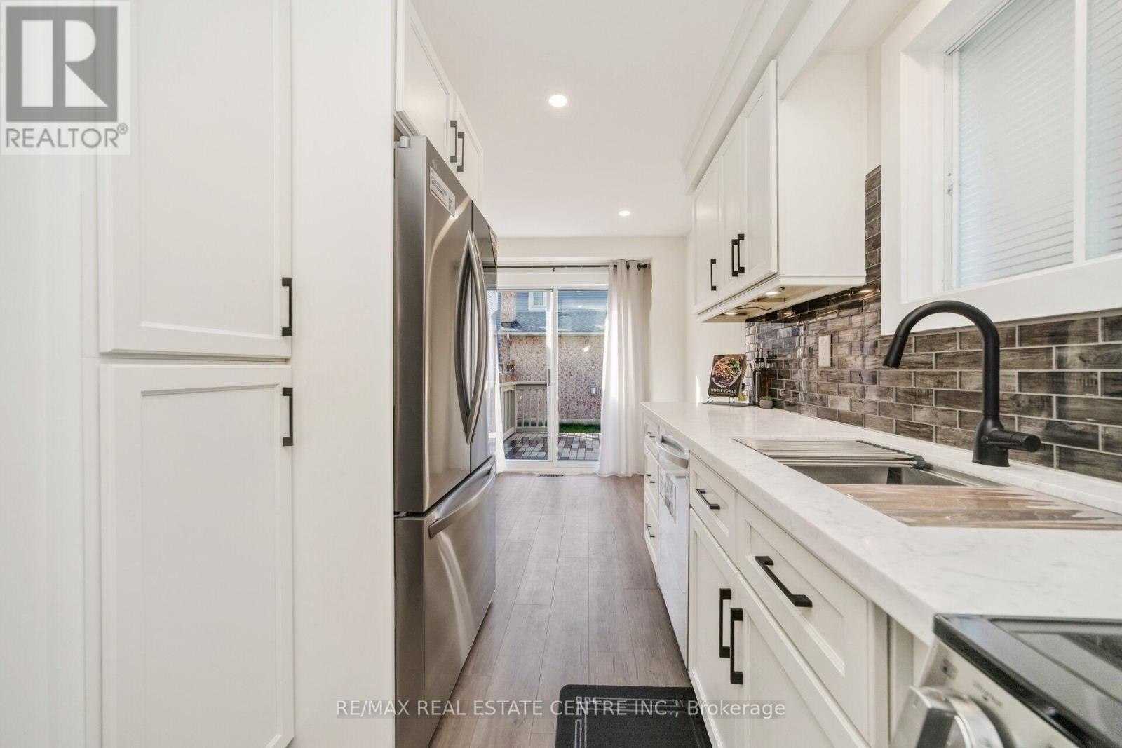 142 Ural Circle, Brampton (Sandringham-Wellington), Ontario  L6R 1H1 - Photo 8 - W12451824