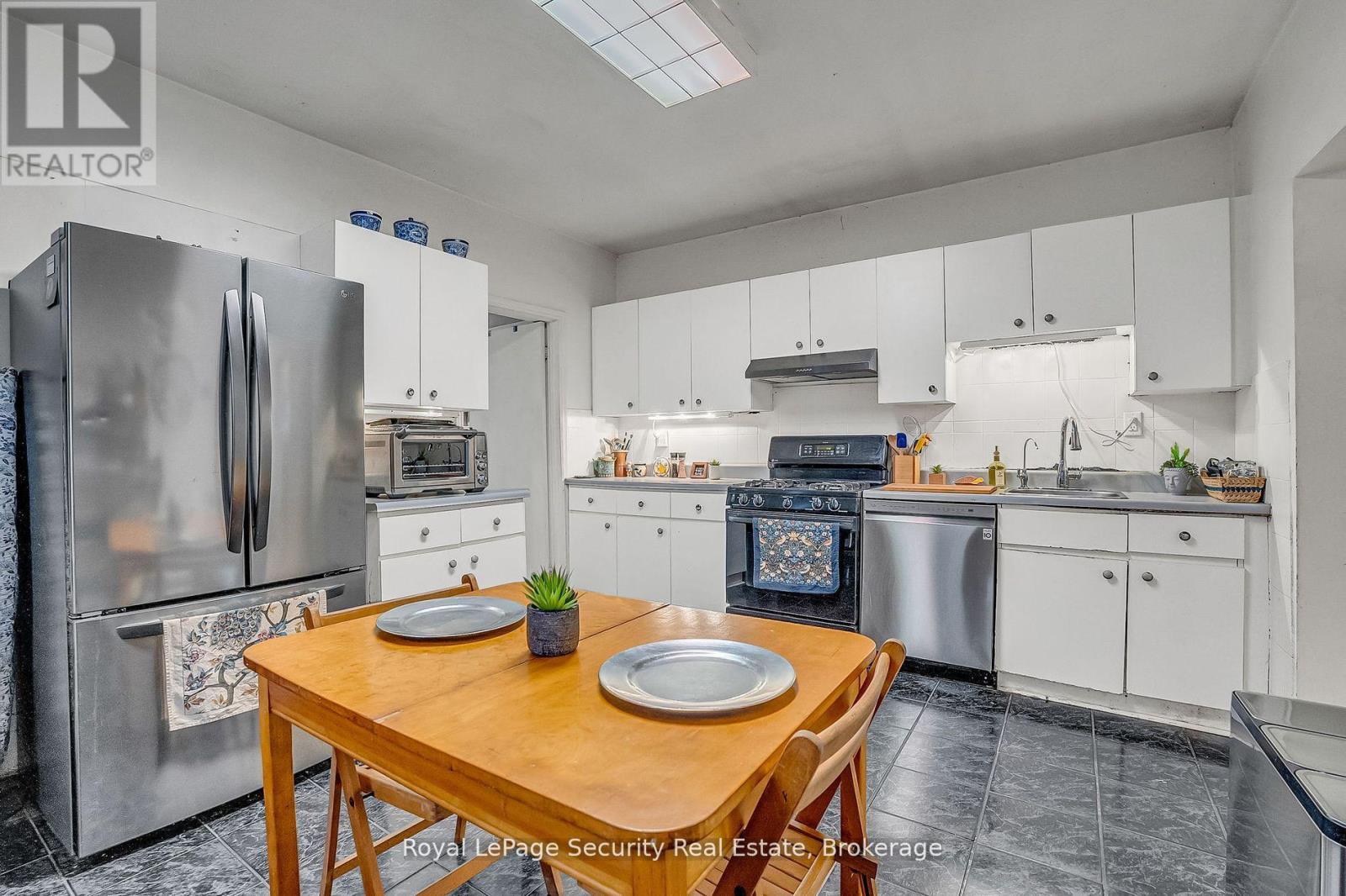 14 Morland Road, Toronto (Runnymede-Bloor West Village), Ontario  M6S 2M8 - Photo 17 - W12451845