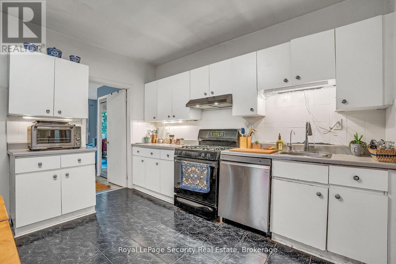 14 Morland Road, Toronto (Runnymede-Bloor West Village), Ontario  M6S 2M8 - Photo 18 - W12451845