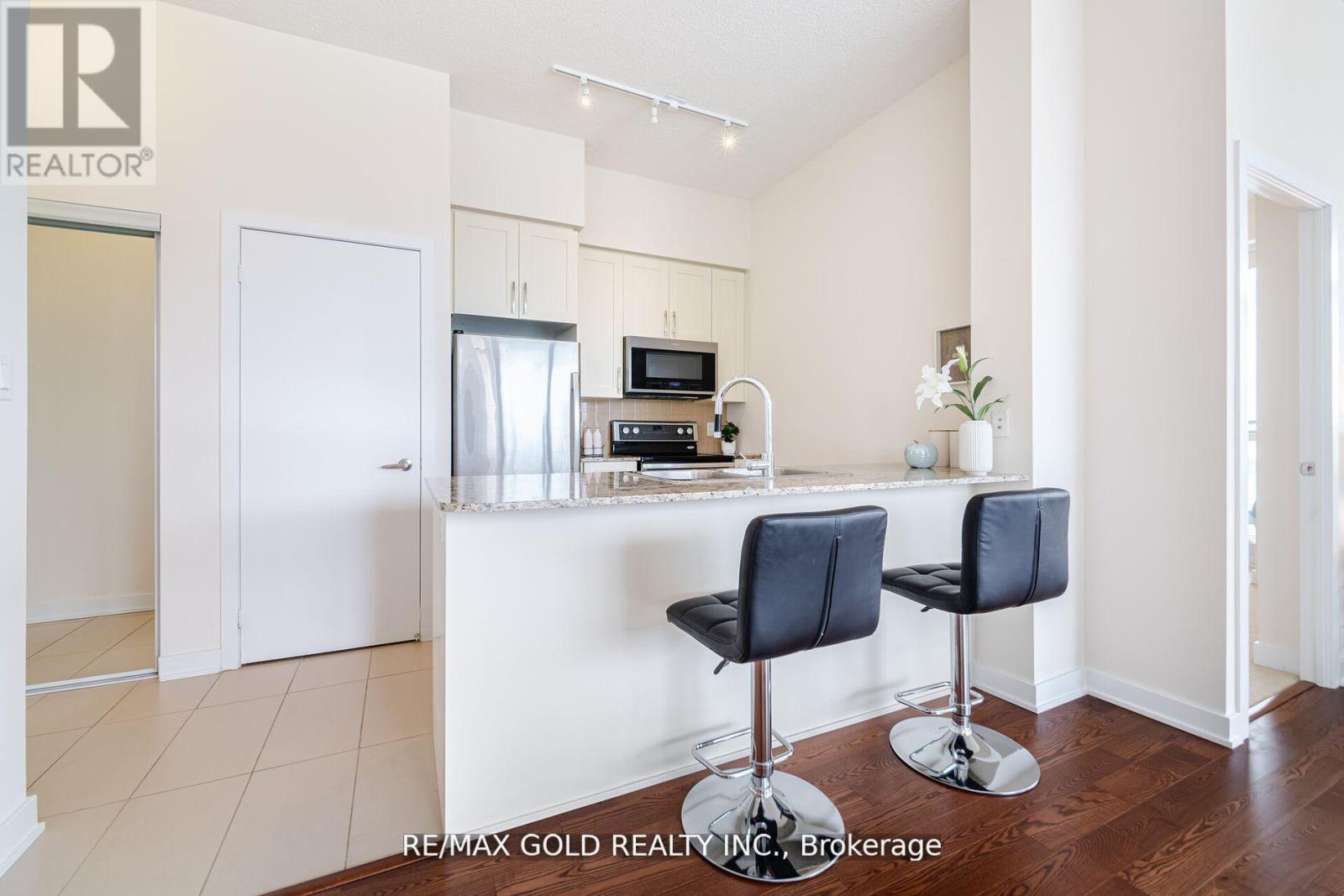 607 - 4070 Confederation Parkway, Mississauga (City Centre), Ontario  L5B 0E9 - Photo 3 - W12451853