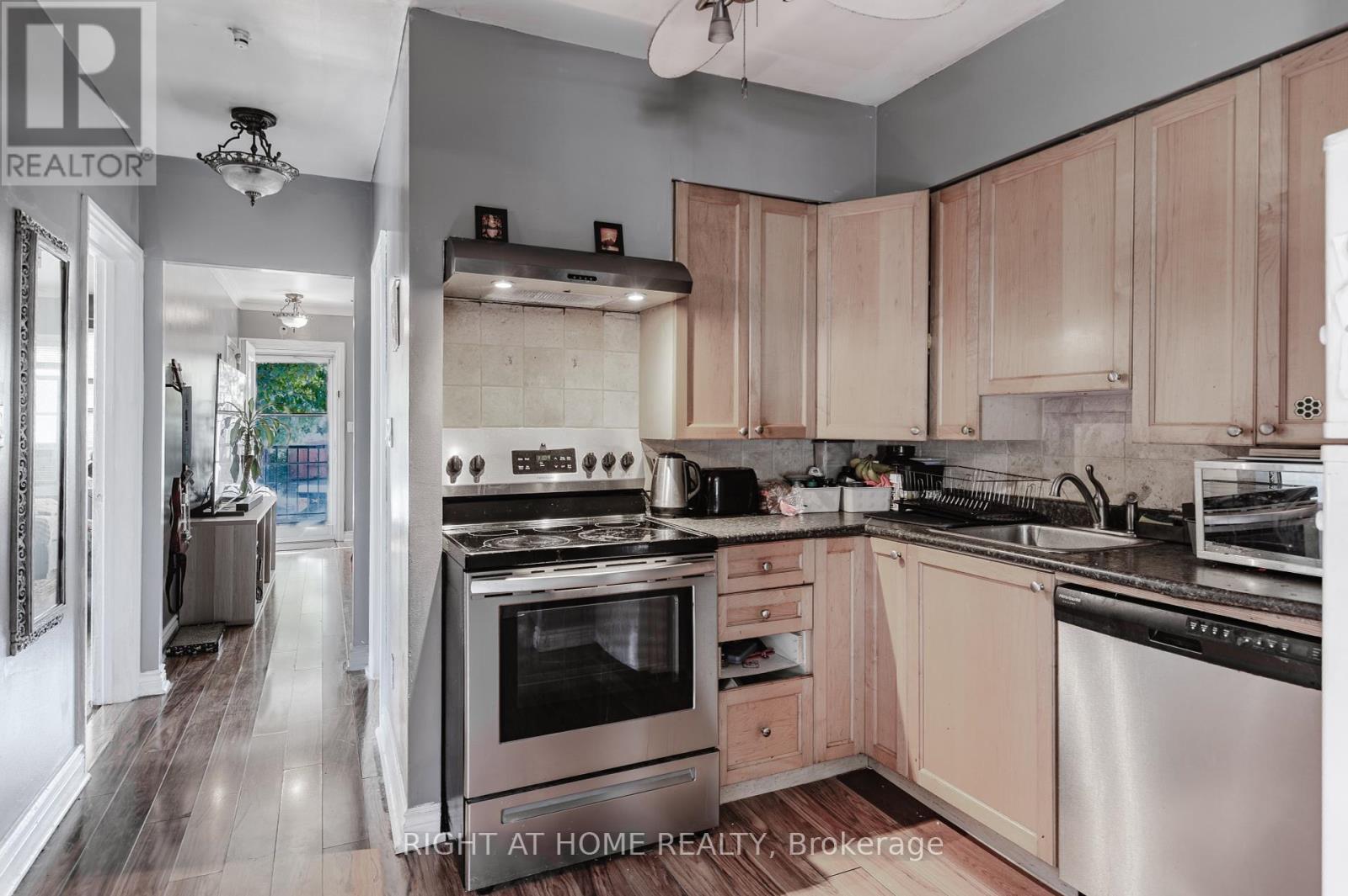 26 Sixteenth Street, Toronto, Ontario  M8V 3J8 - Photo 8 - W12451945
