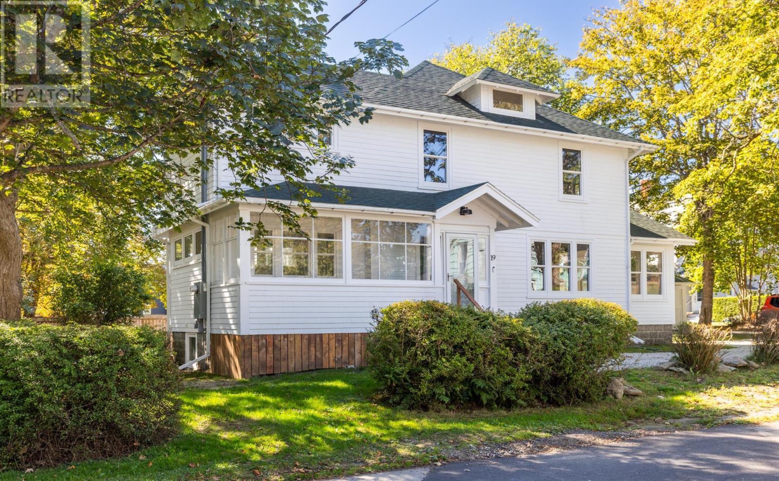 19 Cumberland Street, Yarmouth, Nova Scotia  B5A 5K4 - Photo 1 - 202525355