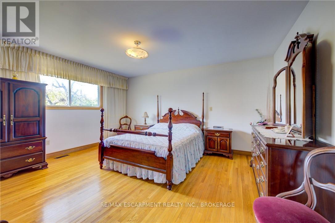 9 Stonecliff Court, Hamilton (Gilkson), Ontario  L9C 7G2 - Photo 15 - X12451794