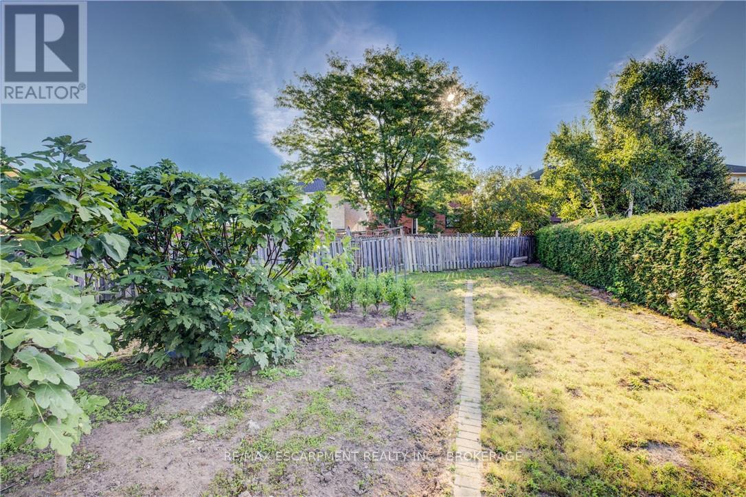 9 Stonecliff Court, Hamilton (Gilkson), Ontario  L9C 7G2 - Photo 23 - X12451794