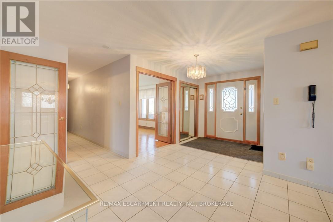 9 Stonecliff Court, Hamilton (Gilkson), Ontario  L9C 7G2 - Photo 3 - X12451794
