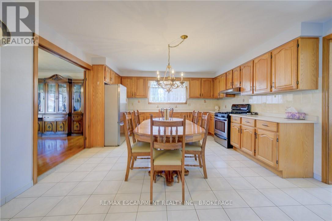 9 Stonecliff Court, Hamilton (Gilkson), Ontario  L9C 7G2 - Photo 6 - X12451794