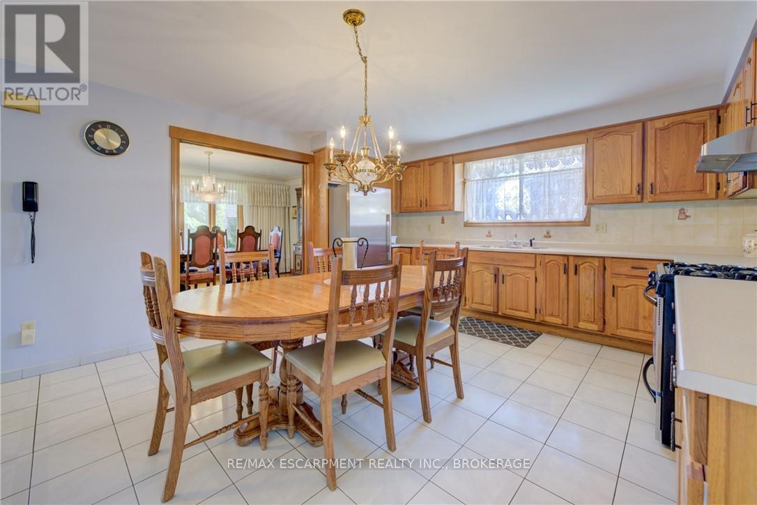 9 Stonecliff Court, Hamilton (Gilkson), Ontario  L9C 7G2 - Photo 7 - X12451794