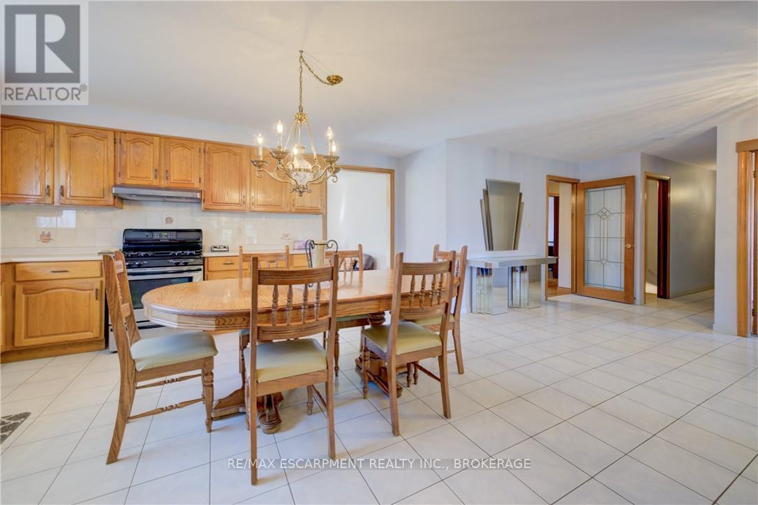 9 Stonecliff Court, Hamilton (Gilkson), Ontario  L9C 7G2 - Photo 8 - X12451794