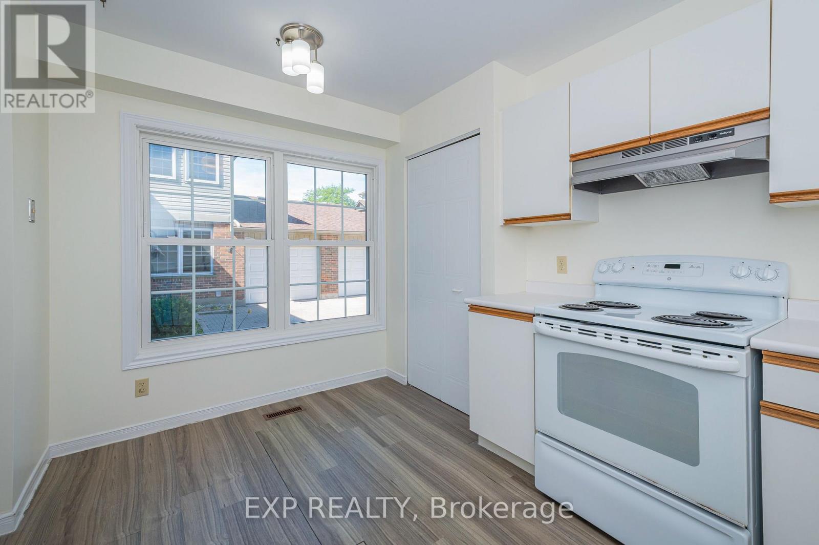 8 - 250 Keats Way, Waterloo, Ontario  N2L 6J5 - Photo 9 - X12451908